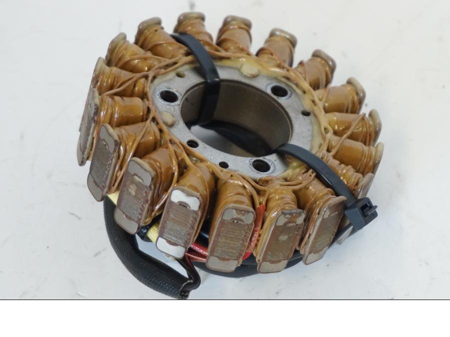 Höger sida på Generator från en Kawasaki ZR-7 -2001 motorcykel.