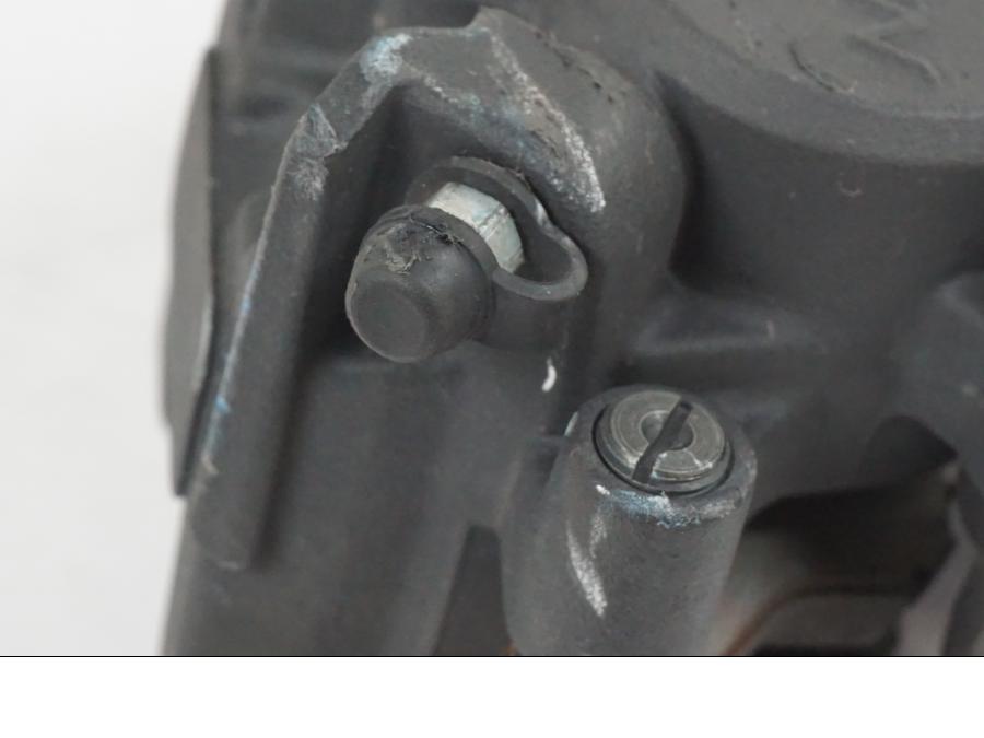 Snett nerifrån på Bromsok från en Yamaha YZF 1000 R1 -2007 motorcykel.