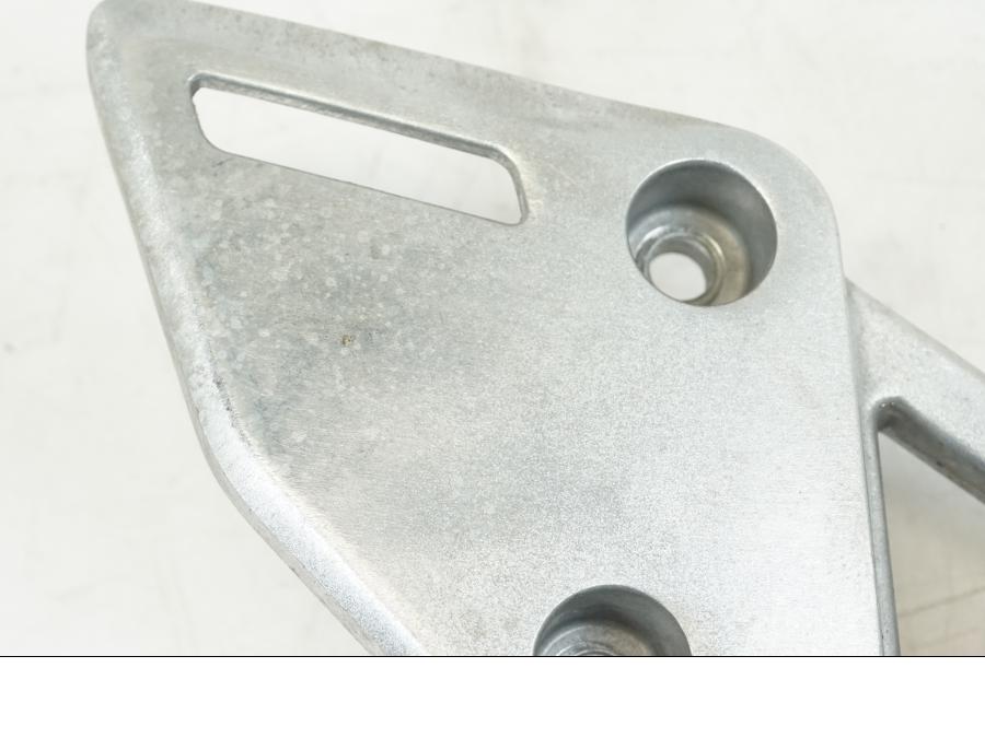 Baksidan på Fotpinnefäste från en Honda CBR 650 R -2019 motorcykel.