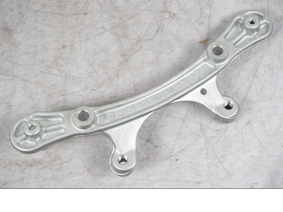 Vänster sida på Tändningslåsfäste från en Ducati Multistrada V4 -2024 motorcykel.