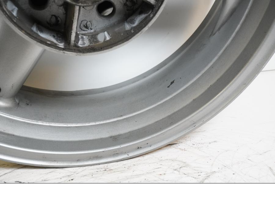 Höger sida på Fälg från en Triumph Sprint RS -2000 motorcykel.