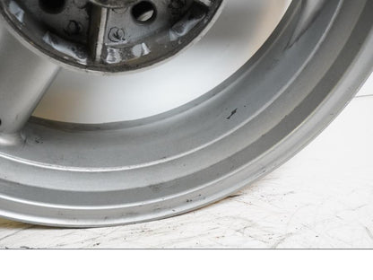 Höger sida på Fälg från en Triumph Sprint RS -2000 motorcykel.