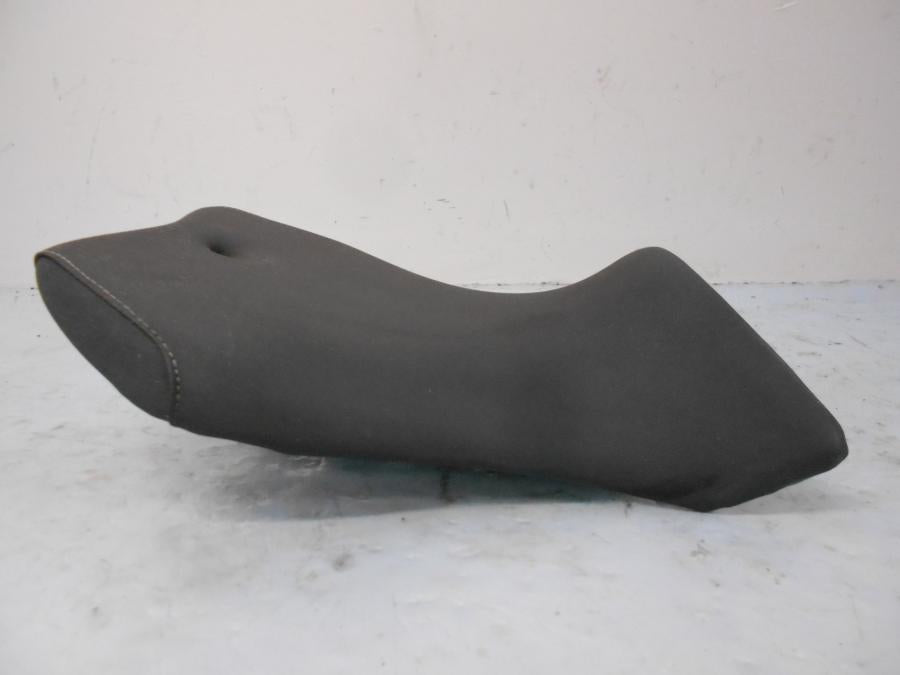 Vänster sida på Sadel från en Yamaha YZF-R 125 -2012 motorcykel.