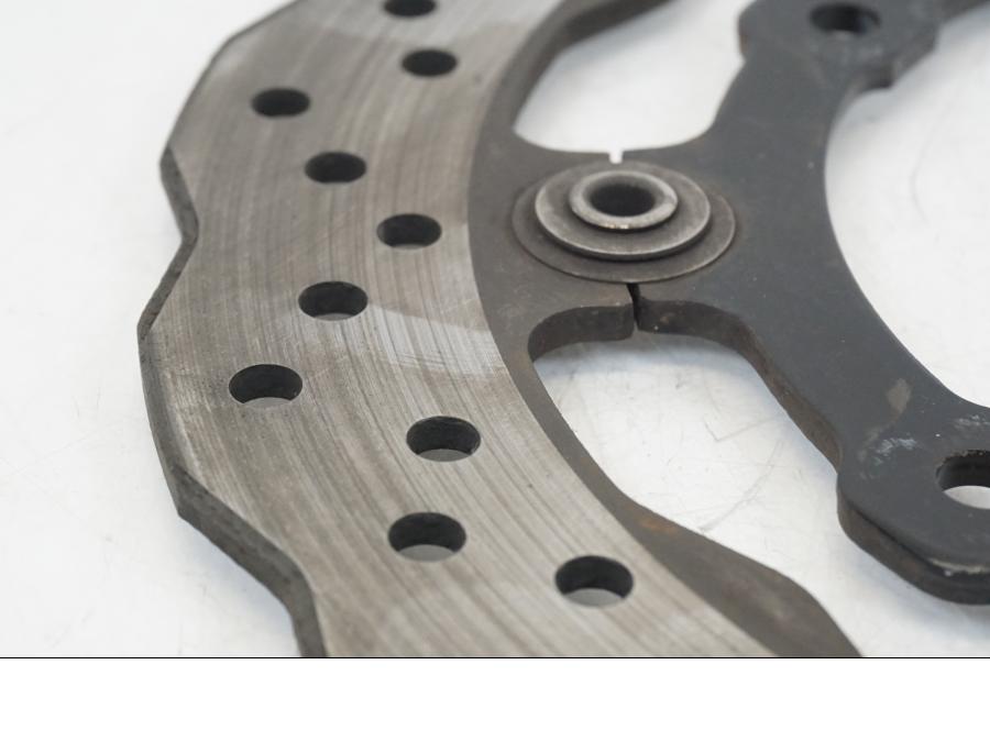 Höger sida på Bromsskiva från en Yamaha XSR 700 -2016 motorcykel.