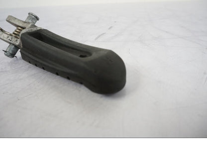 Snett uppifrån på Fotpinne från en KTM 790 Duke -2019 motorcykel.