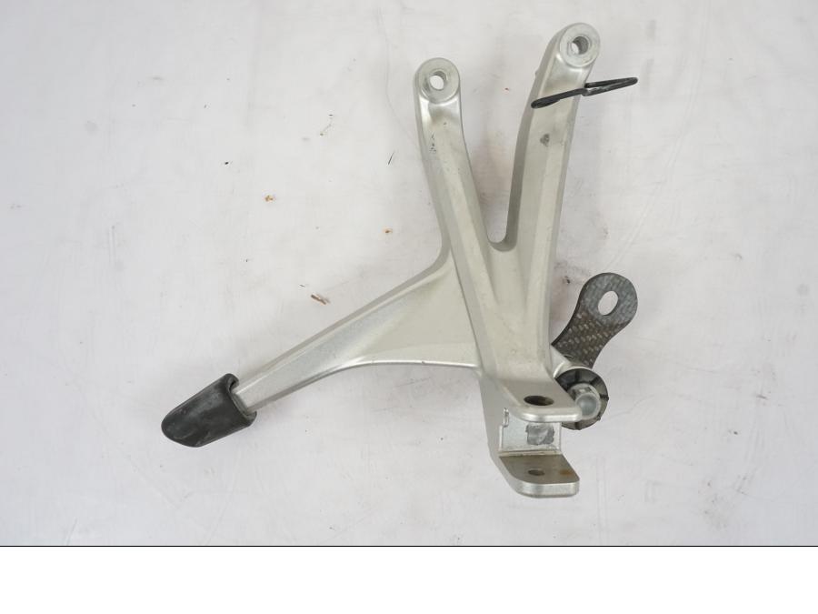 Framsidan på Fotpinnefäste från en Honda VFR 1200 -2010 motorcykel.