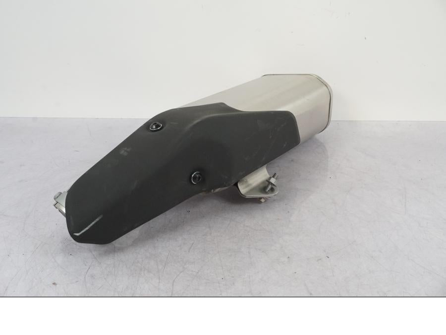 Baksidan på Ljuddämpare från en Kawasaki ZX-4R -2024 motorcykel.