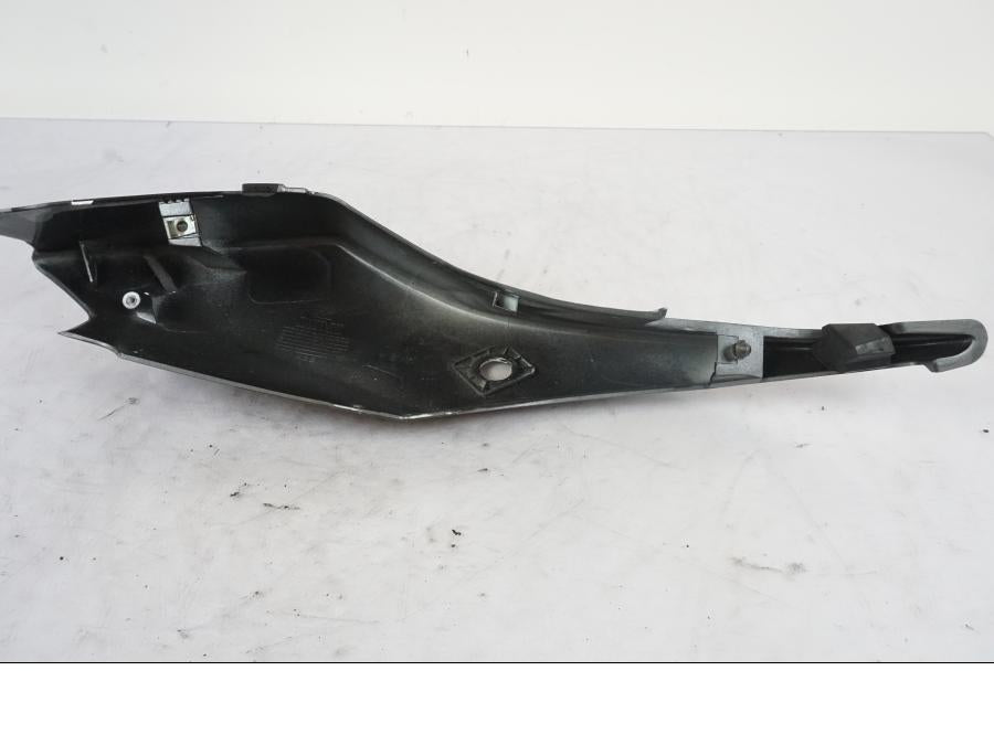 Snett nerifrån på Bakvinge från en Suzuki GSX-R 1000 -2005 motorcykel.