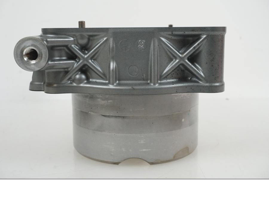 Snett uppifrån på Cylinder från en KTM 1290 Super Duke R -2021 motorcykel.