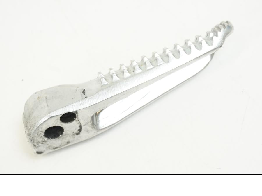 Vänster sida på Fotpinne från en Yamaha MT-09 -2021 motorcykel.