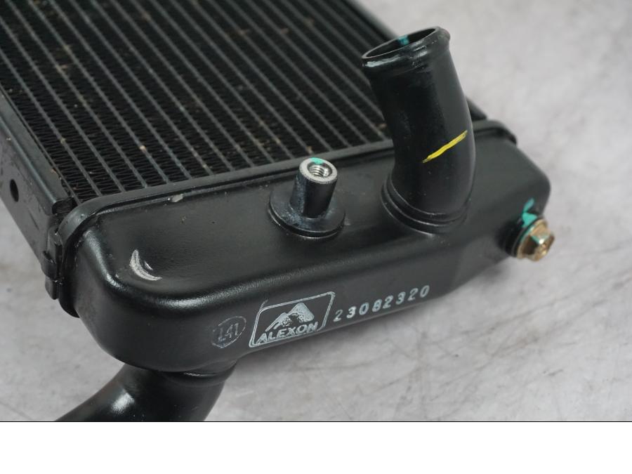 Snett uppifrån på Vattenkyl från en Ducati Multistrada V4 -2024 motorcykel.