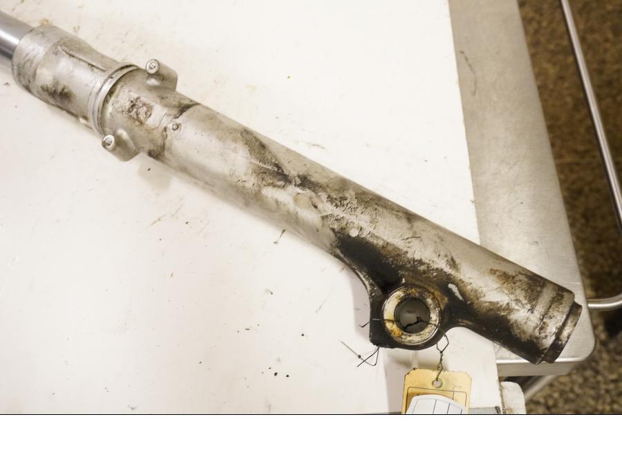 Baksidan på Gaffelben från en Suzuki DR 750 S -1988 motorcykel.