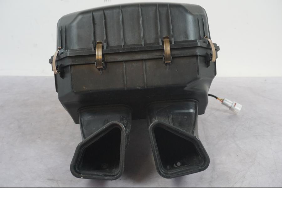 Vänster sida på Luftburk från en KTM 1290 Super Duke R -2022 motorcykel.