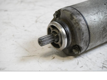 Baksidan på Startmotor från en Suzuki GSX-R 750 -1995 motorcykel.