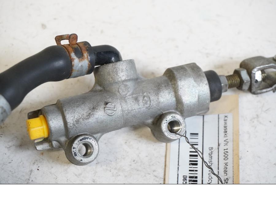 Vänster sida på Bromshuvudcylinder från en Kawasaki VN 1600 Mean Streak -2007 motorcykel.