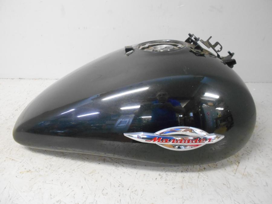 Vänster sida på Bensintank från en Suzuki VZ 1600 -2004 motorcykel.