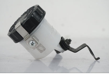 Snett nerifrån på Bromsvätskebehållare från en Kawasaki ZX-6R -2005 motorcykel.