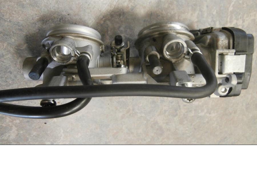 Höger sida på Spjällhus från en Aprilia RSV 1000 -2010 motorcykel.