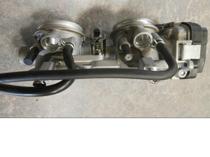 Höger sida på Spjällhus från en Aprilia RSV 1000 -2010 motorcykel.