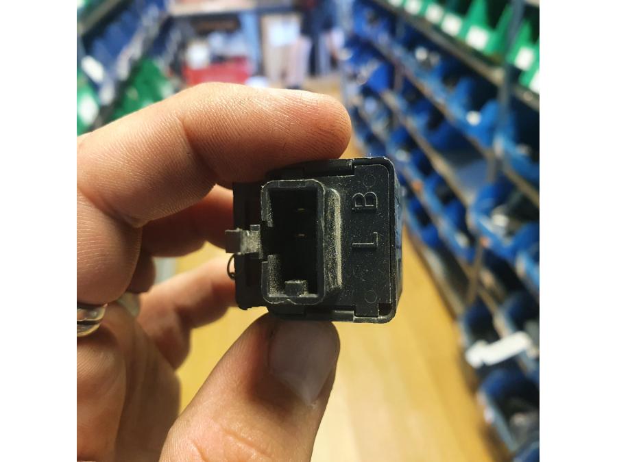 Baksidan på Blinkersrelä från en Yamaha XV 1100 -1996 motorcykel.