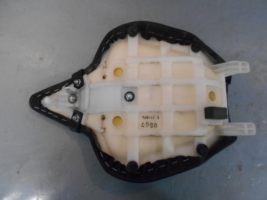 Vänster sida på Sadel från en Kawasaki Z 1000 -2019 motorcykel.