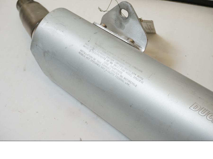 Vänster sida på Ljuddämpare från en Ducati Monster 620 -2003 motorcykel.