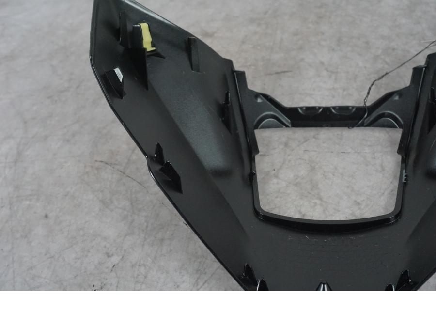 Snett nerifrån på Strålkastarkåpa från en Yamaha MT-09 -2024 motorcykel.