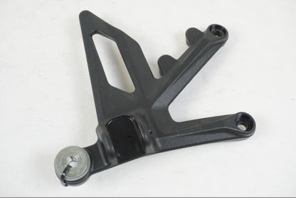 Framsidan på Fotpinnefäste från en KTM 1290 Super Duke R EVO -2023 motorcykel.