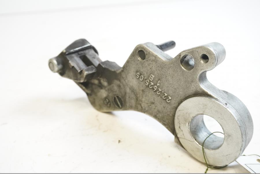 Baksidan på Bromsoksfäste från en KTM 690 Enduro -2012 motorcykel.