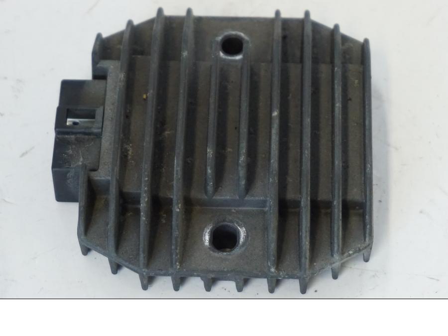 Höger sida på Likriktare från en Kawasaki ZR-7 -2001 motorcykel.