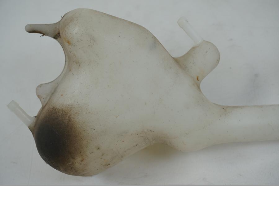 Baksidan på Vattenexpansionskärl från en Honda CBR 125 R -2006 motorcykel.