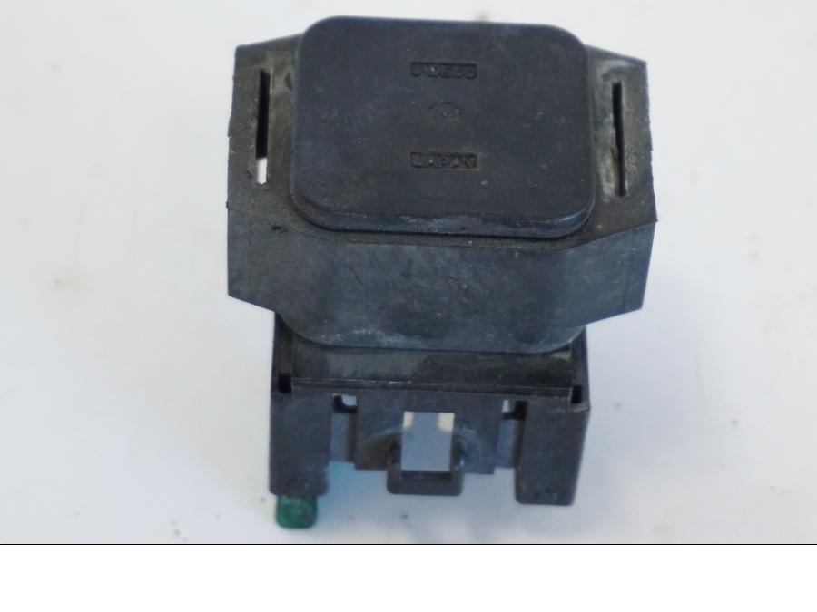 Snett nerifrån på Startrelä från en Yamaha YZF 1000 R -1997 motorcykel.