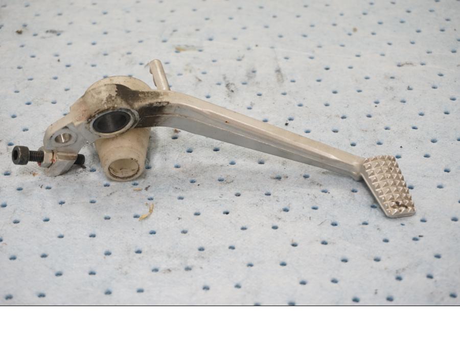 Baksidan på Bromspedal från en Kawasaki Ninja H2 -2019 motorcykel.