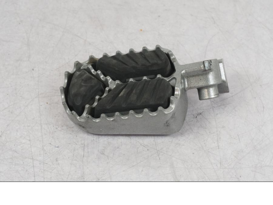 Framsidan på Fotpinne från en Yamaha Tenere 700 -2022 motorcykel.