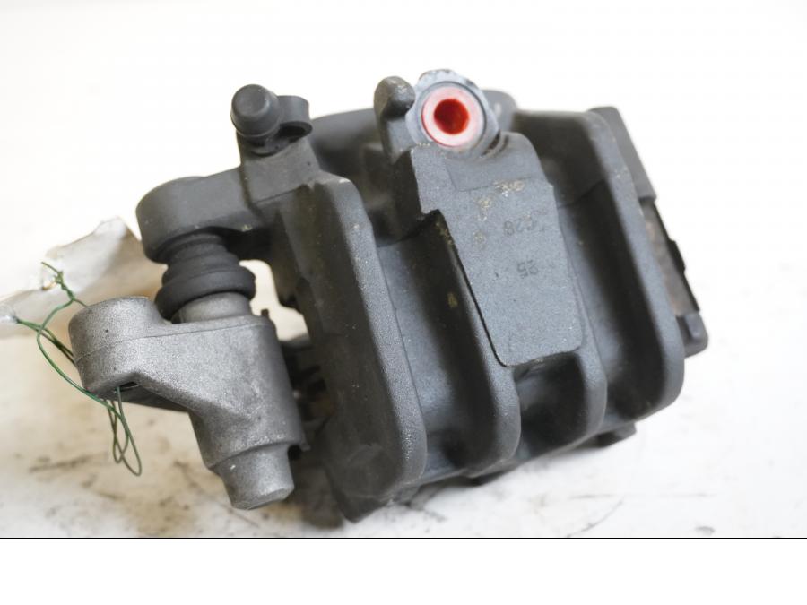 Baksidan på Bromsok från en Honda CB 600 Hornet -2001 motorcykel.