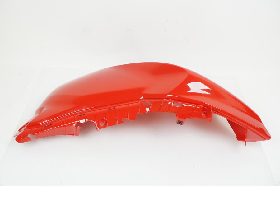 Baksidan på Bensintankskåpa från en Ducati Monster 937 -2023 motorcykel.