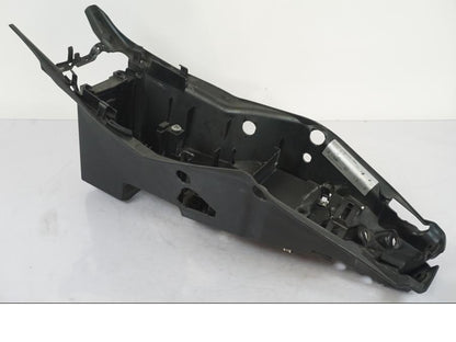 Snett uppifrån på Undertail från en KTM 1290 Super Duke R -2018 motorcykel.