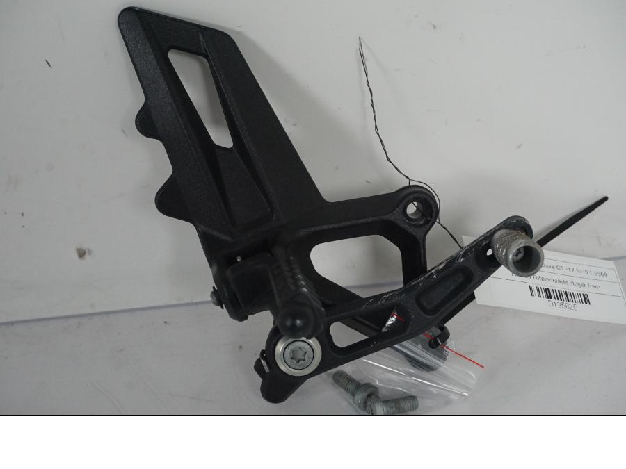 Framsidan på Fotpinnefäste från en KTM 1290 Super Duke GT -2017 motorcykel.