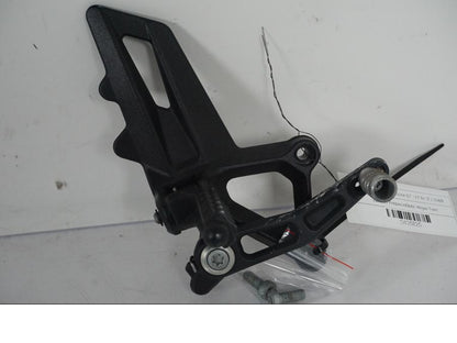 Framsidan på Fotpinnefäste från en KTM 1290 Super Duke GT -2017 motorcykel.