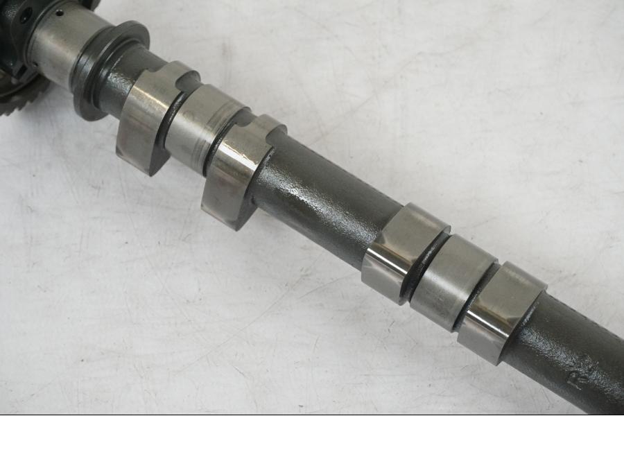 Vänster sida på Kamaxel från en Kawasaki Z 900 -2019 motorcykel.