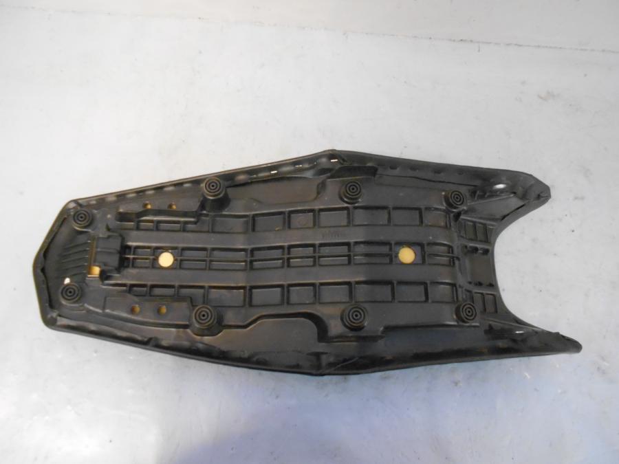 Vänster sida på Sadel från en Yamaha YS 125 -2017 motorcykel.