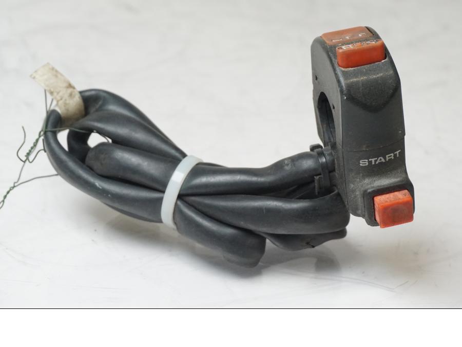 Framsidan på <p>Styrelreglage höger till Honda XL 600 V PD06 1987.</p>

<p>Mindre skada på gummi skyddet se bild.</p> motorcykel.