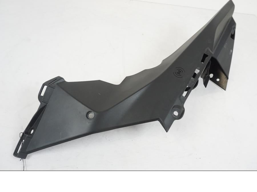 Vänster sida på Sidkåpa innerplast från en KTM 1290 Super Duke R EVO -2023 motorcykel.