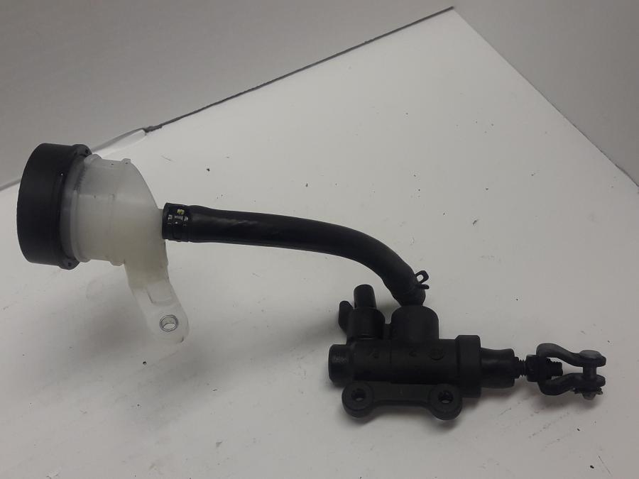 Baksidan på Bromshuvudcylinder från en BMW R 1250 RS -2020 motorcykel.