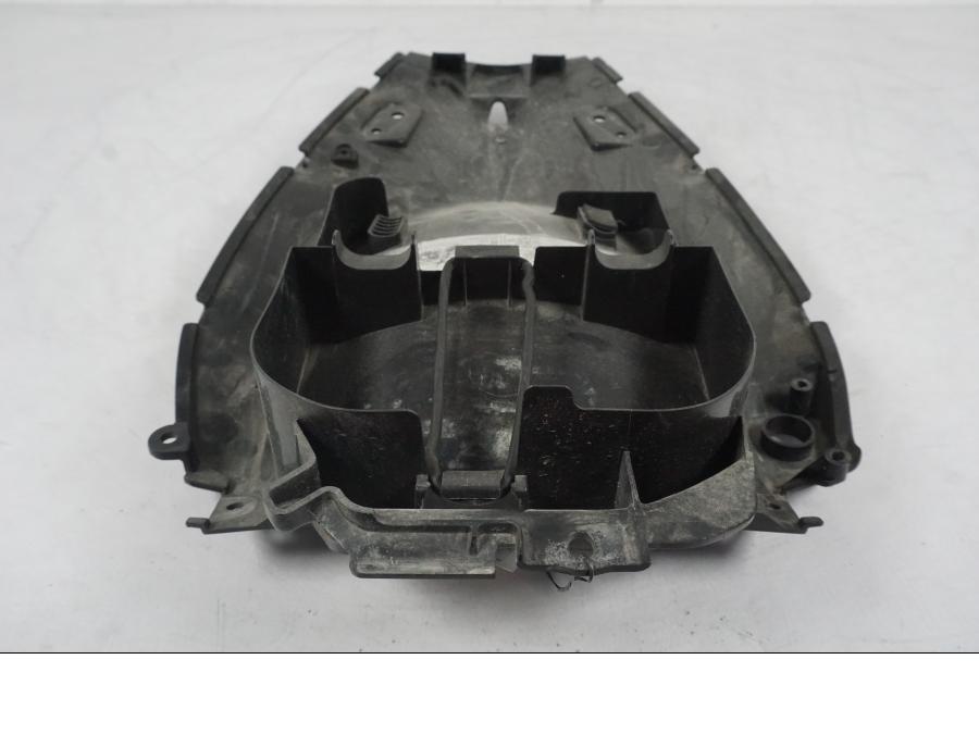 Snett nerifrån på Undertail från en Kawasaki ER-6N ABS -2010 motorcykel.
