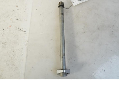 Baksidan på Axel från en BMW F 800 GS -2008 motorcykel.