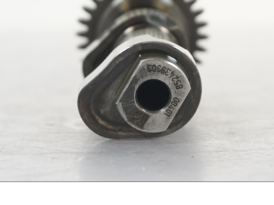 Vänster sida på Kamaxel från en BMW R 1200 GSA -2014 motorcykel.