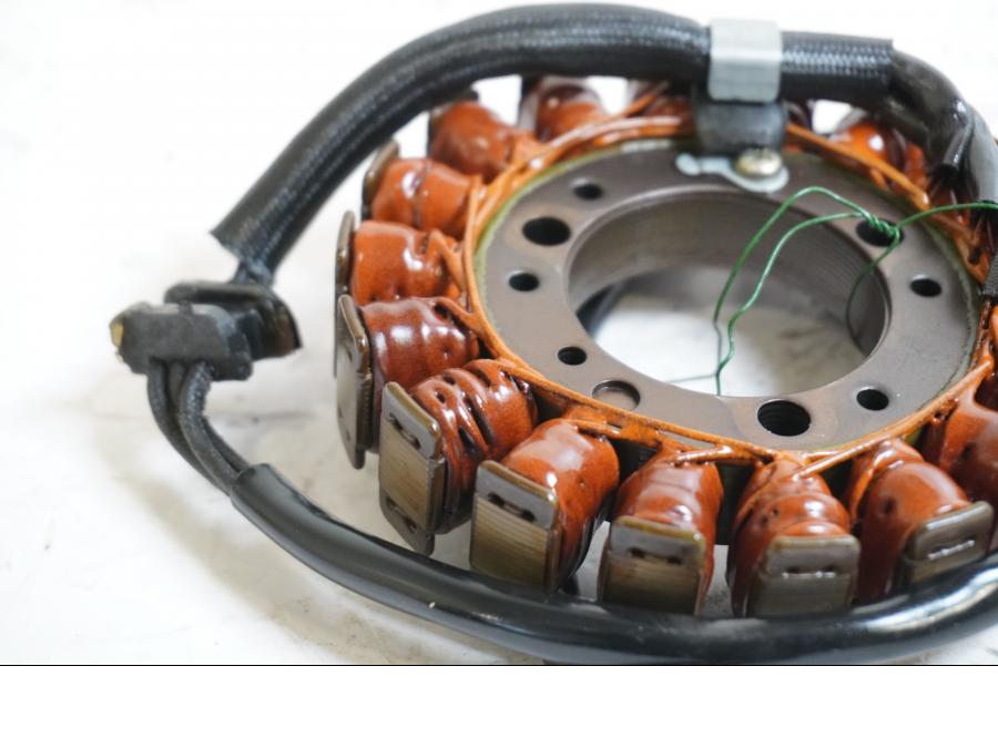 Baksidan på Generator från en Kawasaki ZX-6R -1995 motorcykel.