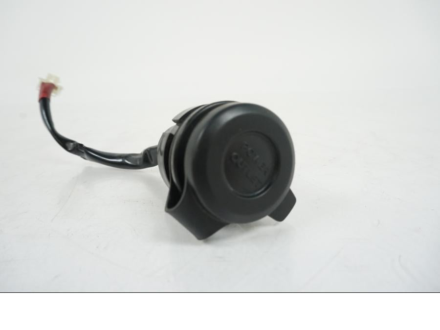 Framsidan på El uttag 12 V från en Yamaha MT-09 Tracer -2021 motorcykel.