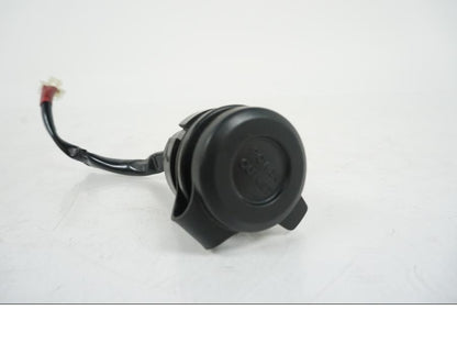 Framsidan på El uttag 12 V från en Yamaha MT-09 Tracer -2021 motorcykel.